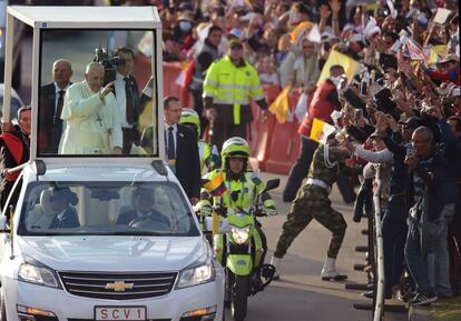 El Papa saluda desde el papamóvil a la gente congregada en Bogotá.