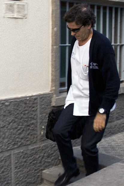 Eufemiano Fuentes, en Las Palmas, camino de su consulta.