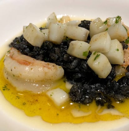 ARROZ NEGRO CON "VELOUTÉ" DE ALGA KOMBU, GAMBETAS AL CURRY Y SEPIAS CON AJO Y JUDÍAS VERDES / CAPEL