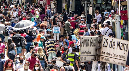 Movimento na Rua 25 de Março, em São Paulo, em fim de semana antes do Natal: o 13º impulsiona as compras. 