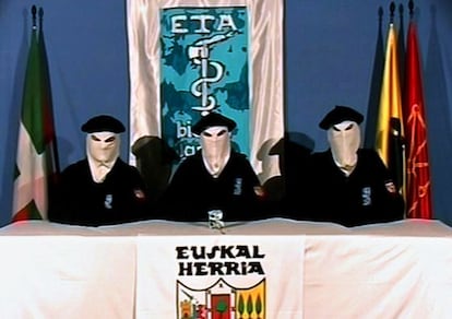 Imagen de 2006 de un vídeo grabado por tres miembros de la banda terrorista ETA.