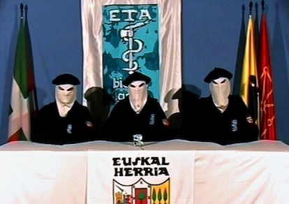 Imagen de 2006 de un v&iacute;deo grabado por tres miembros de la banda terrorista ETA.