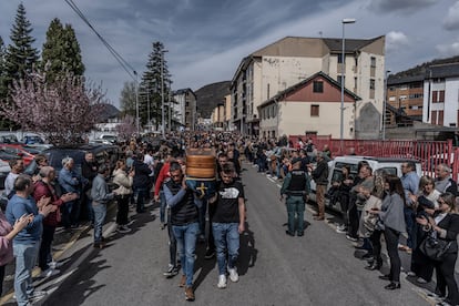 Amigos y familiares cargan un féretro durante el funeral de cuatro de los mineros fallecidos en la explosión en la mina de Zarréu, Asturias.