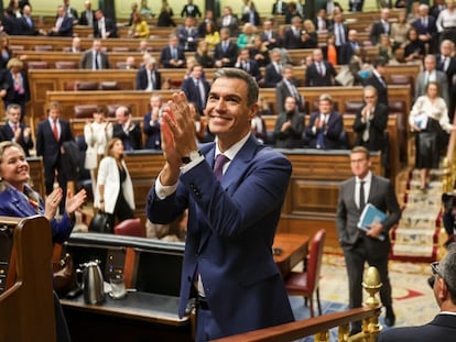 Pedro Sánchez recibe el aplauso del hemiciclo tras ser investido presidente del Gobierno, este jueves.