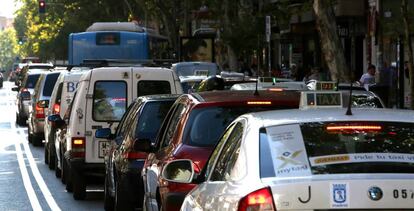 Tráfico en una calle madrileña.