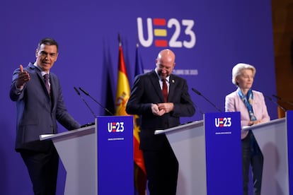 El presidente del Gobierno en funciones, Pedro Sánchez; el presidente del Consejo Europeo, Charles Michel, y la presidenta de la Comisión Europea, Ursula Von der Leyen, este viernes en la cumbre de Granada.