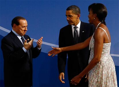 El primer ministro italiano, Silvio Berlusconi, saluda a Barack Obama y su esposa.