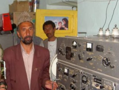 Foto cedida por Defensa de una radio local afgana fabricada con tecnología soviética.