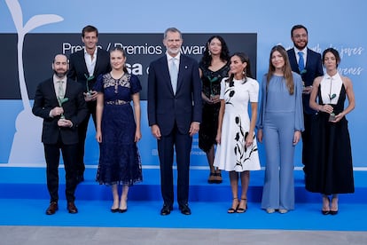 Foto de familia de los premiados junto a la familia real.  