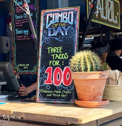 OFERTA DEL DÍA EN EL MERCADO DE TORVEHALLERNE. TRES TACOS POR 10 CORONAS DANESAS / CAPEL 