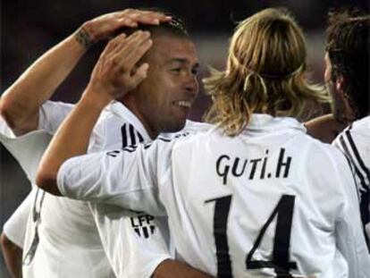 Ronaldo agradece a Guti el pase del segundo gol.