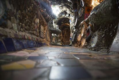 A casa do 'Gaudí' de Paraisópolis é composta por milhares de bugigangas que o artista garimpa semanalmente em lojas de quinquilharias. Pedras, canecas, xícaras, pratos e pedaços de azulejo se misturam