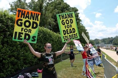 "Los soldados mueren, Dios se ríe", se podía leer en la camiseta de Megan Phelps Roper. La fotografía se tomó en 2006 en el cementerio de Arlington tras el funeral de un marine.