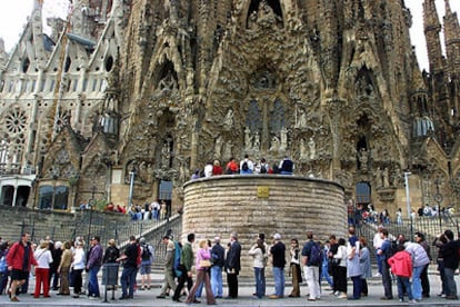 Turistas esperando para entrar en la puerta del Nacimiento de la Sagrada Familia de Barcelona.