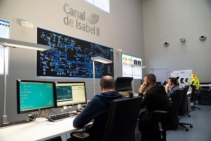 Trabajadores en el centro de control del Canal de Isabel II, en mayo de 2017.
