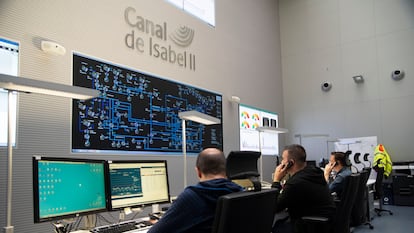 Trabajadores en el centro de control del Canal de Isabel II, en mayo de 2017.