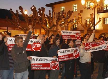 Concentración en Lazkao de simpatizantes de la izquierda <i>abertzale</i>. En la pancarta se puede leer: "No a las agresiones fascistas. Democracia, ya".
Foto: Jesús Uriarte