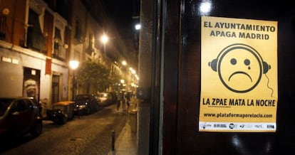Un cartel en contra de las restricciones acústicas en el centro.