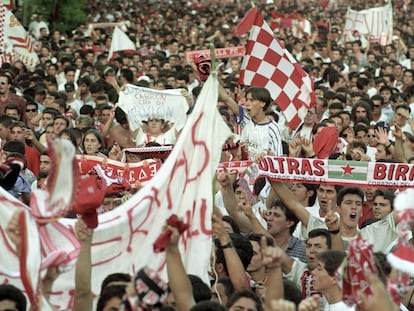Imagen de la histórica manifestación de la afición del Sevilla el 1 de agosto de 1995.