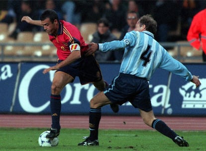 Partido amistoso entre las selecciones de España y Argentina, preparatorio para la Eurocopa del 2000. En la imagen, Luis Enrique intenta driblar al capitán de Argentina