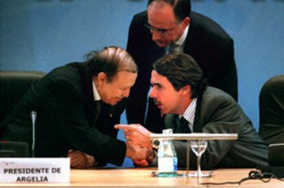 José María Aznar, con el presidente de Argelia, Abdelaziz Buteflika, ayer en Valencia.