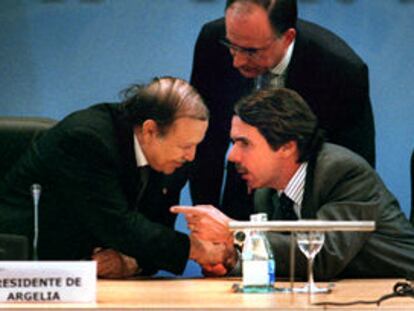 José María Aznar, con el presidente de Argelia, Abdelaziz Buteflika, ayer en Valencia.