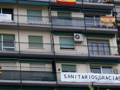 Signs showing support for health workers in Seville.