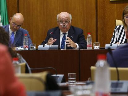 El consejero de Salud, Jesús Aguirre, comparece en el Parlamento andaluz para informar sobre el brote de listeriosis. 