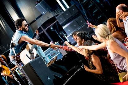 Lenny Kravitz dando la mano a sus seguidores durante el concierto en Starlite.