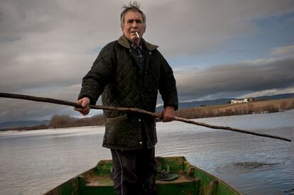 Francisco Abaldea 'el Duende' en su barca, en el río Guadiana.