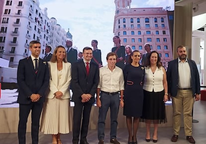 El presidente de Iberia, Marco Sansavini, prometió ayer martes, en un acto con el alcalde de Madrid, José Luis Martínez-Almeida, que se podrá “viajar a muchos más lugares sin escalas” desde la capital si la aerolínea consigue finalmente comprar Air Europa. Así se expresó Sansavini en un discurso con motivo de la visita de Martínez-Almeida al Espacio Iberia, en la Gran Vía de Madrid. El alcalde aseguró que la adquisición de Air Europa será “muy buena para Madrid”.