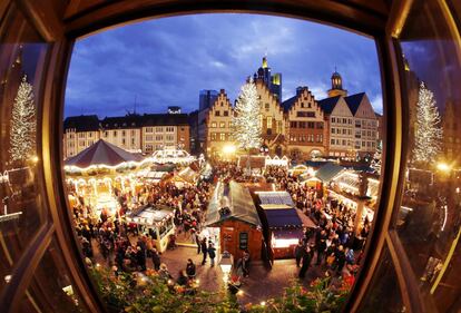 Tradicional mercado de Navidad e Frankfurt, Alemania.