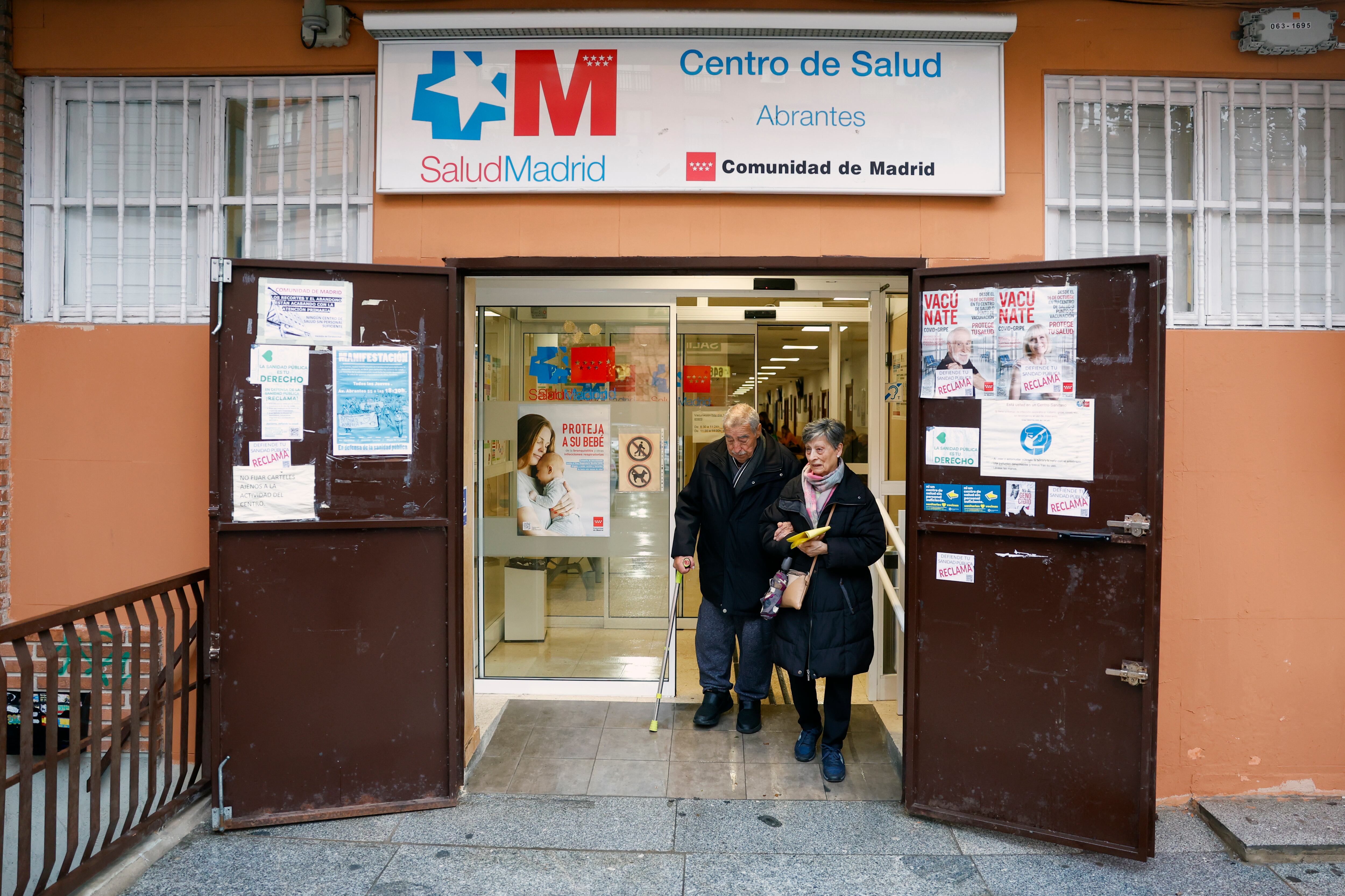 Dos personas salen este miércoles del Centro de Atención Primaria de Abrantes Madrid, este miércoles.