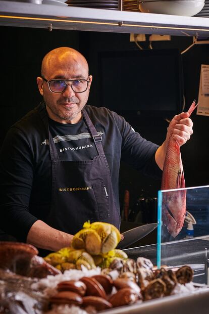 El plato fuerte siempre es el pescado salvaje del Atlántico o Mediterráneo, preparado en brasa (entre 7 y 12 euros, los 100 gramos). Como guarnición, pimientos a la brasa o tomate de temporada (9 euros). En definitiva, excelente producto, gran dominio de la brasa y buen tipo para guisos y el resto de platos.
