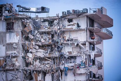 Vista exterior del edificio derrumbado el pasado 24 de junio en la ciudad de Surfside, al norte de Miami Beach, Florida (EE.UU.).