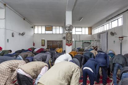 La hora de la oración del viernes. La religión islámica de esta comunidad es el muridismo, una orden islámica sufí que tiene su centro en Senegal.