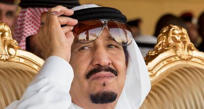 El rey de Arabia Saud&iacute;, Salman bin Abdulaziz, durante unos ejercicios militares el pasado d&iacute;a 10.