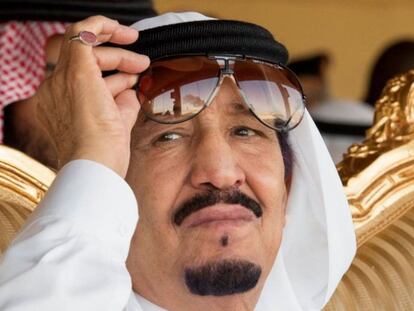 El rey de Arabia Saud&iacute;, Salman bin Abdulaziz, durante unos ejercicios militares el pasado d&iacute;a 10.