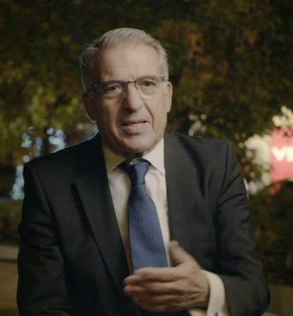 <p><b>1981- Director Comercial en EL PAÍS (38 años) </b></p> <p><b>2016- Jubilado</b></p> <p>José Manuel Sánchez Palomares es recordado como un tipo enérgico. Lo sigue siendo. A sus 73 años llega al rodaje del documental en su bici plegable y habla con pasión de su experiencia. “Es lo más bonito, sacar una edición cuando te la juegas”, afirma. Aquel 23-F no dudó en remangarse su traje de director comercial y salir a vocear el periódico con el resto de trabajadores de su departamento. “Sin duda las ediciones especiales son el placer máximo de alguien que dedica a la venta de periódicos. Supongo que es el equivalente de la guerra para los militares”. Estaba en su despacho escuchando en la radio “la letanía de nombres de diputados” cuando estalló el golpe. “Bajé inmediatamente a la redacción”. Esa noche fue él quien tomó la responsabilidad de involucrar a su departamento y pedir voluntarios entre los trabajadores de publicidad. También planteó la estrategia de distribución. “Sabía que a esa hora no estaría abierto ningún kiosco excepto Los Catalanes, en Sol, que abría 24 horas y el Vips de López de Hoyos -donde él fue a repartir en su Diane Rojo-”. Palomares insiste en que no puede hablar del 23-F sin mencionar que junto a él estuvo José Antonio García Valenzuela que era el jefe distribución de EL PAÍS esa noche, fallecido en 1987. “Era mi hombre en distribución. Fue fundamental en la noche del 23 de febrero y personaje principal, conmigo, en la mejora de la distribución de periódicos en Madrid”. </p>