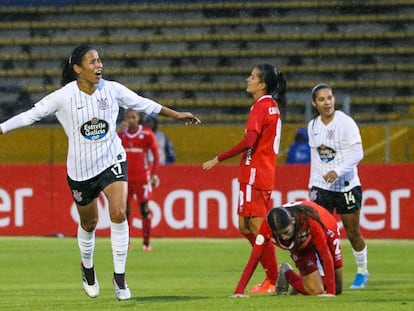 Victoria Albuquerque comemora gol pelo Corinthians contra o América de Cali.