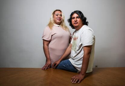 Brenda Justiniano (izquierda) y Darío Brítez, dos personas LGBTIQ+ usuarias del programa Hogar con Orgullo, de la Fundación San Martín de Porres, en Madrid.