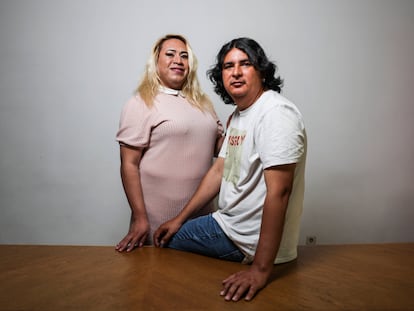 Brenda Justiniano (izquierda) y Darío Brítez, dos personas LGBTIQ+ usuarias del programa Hogar con Orgullo, de la Fundación San Martín de Porres, en Madrid.