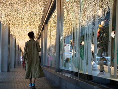 Un comercio con decoraciones navideñas en el centro de Madrid.