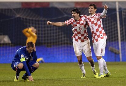 Dos jugadores croatas celebran la victoria sobre Islandia.