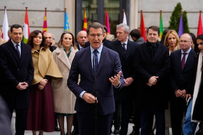 El líder del PP, Alberto Núñez Feijóo, realiza declaraciones a la prensa en el patio del Congreso, este miércoles, en el acto de 45º aniversario de la Constitución, rodeado por dirigentes populares.