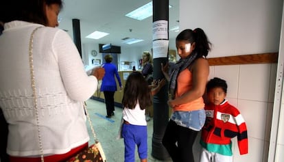 Inmigrantes en el centro de salud de Embajadores en Madrid.