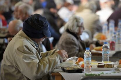 Un indigente en un comedor social durante estas Navidades.