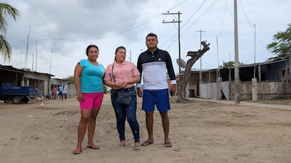 Joselyn Porras, Vernica Vendives y Jos Glvez, socios de las ?nicas, en Zarumilla, Tumbes.