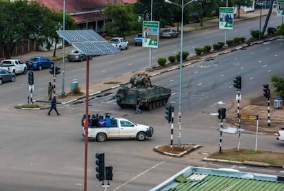 Soldados armados patrulham uma rua na capital do Zimbábue, Harare