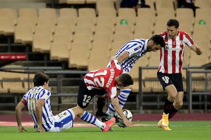 El centrocampista de la Real Sociedad, Mikel Merino (segundo derecha), intenta llevarse el balón ante los jugadores del Athletic Club, Alejandro Berenguer (segundo izquierda) y Óscar de Marcos, durante el encuentro correspondiente a la final de la Copa del Rey que disputan hoy Sábado en el estadio de La Cartuja, en Sevilla. 